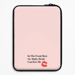 Vibrant Finish In The Front Row So, Matt Healy Can Kiss Me - The 1975 Laptop Sleeve
