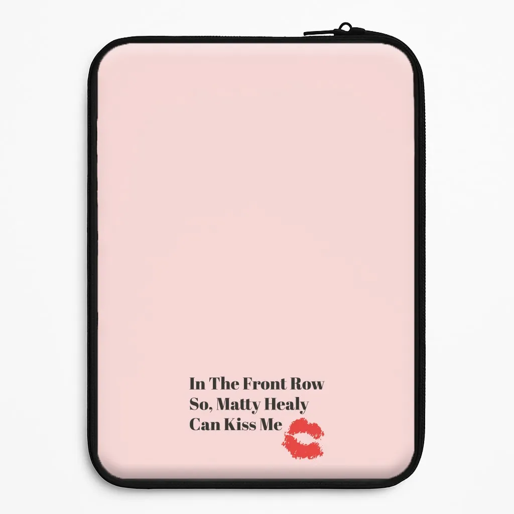 Vibrant Finish In The Front Row So, Matt Healy Can Kiss Me - The 1975 Laptop Sleeve