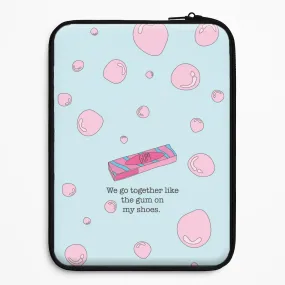 soft look Elegant Edge The Gum On My Shoes Laptop Sleeve