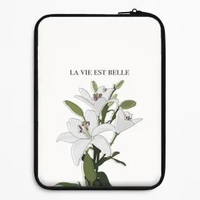 Sleek Build Elegant Craft La Vie Est Belle - Clean Girl Aesthetic Laptop Sleeve